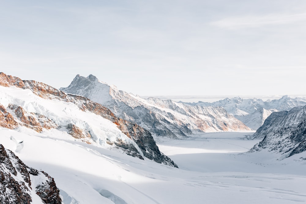 Montañas cubiertas de nieve