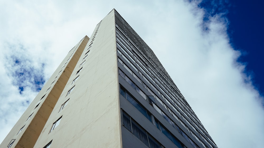Foto eines beigefarbenen Gebäudes aus einem niedrigen Winkel
