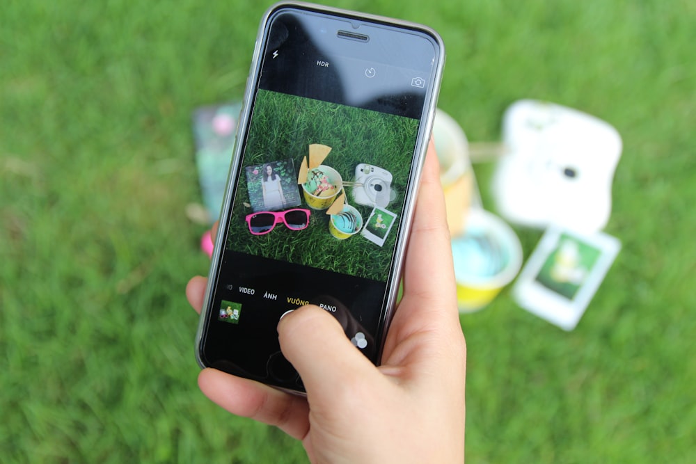 iPhone exibindo câmera e óculos de sol