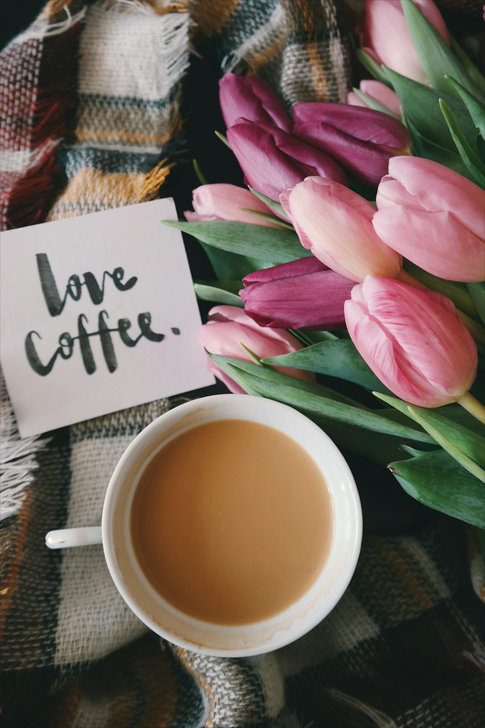 Un « café d’amour », notez à côté d’une tasse crémeuse de café et de fleurs.
