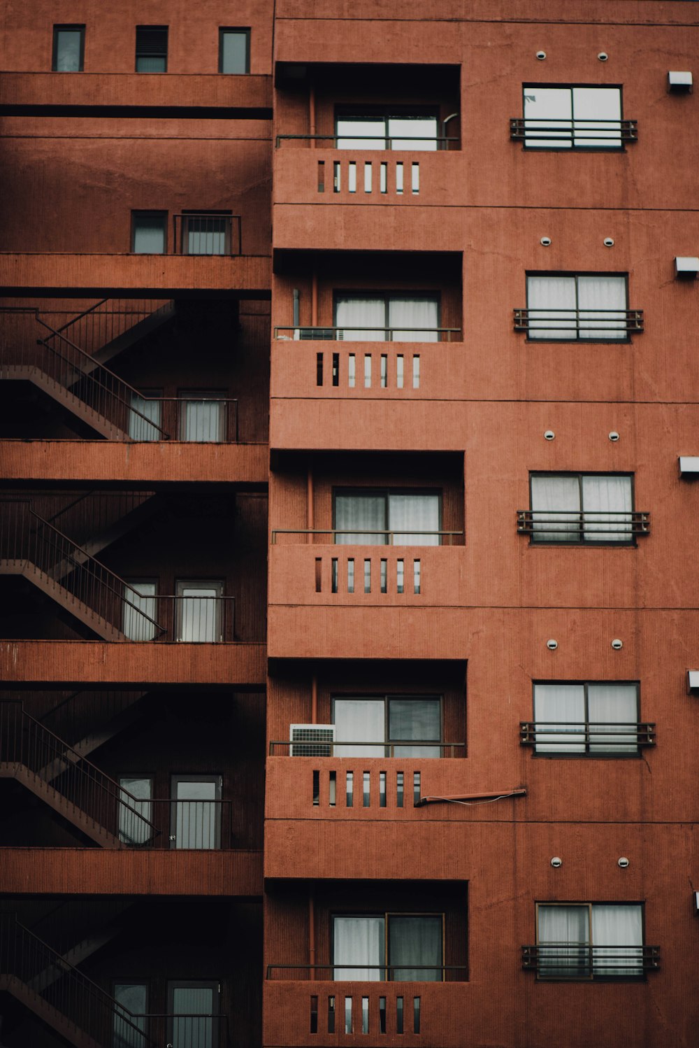 Edificio de hormigón marrón con escaleras en el lateral