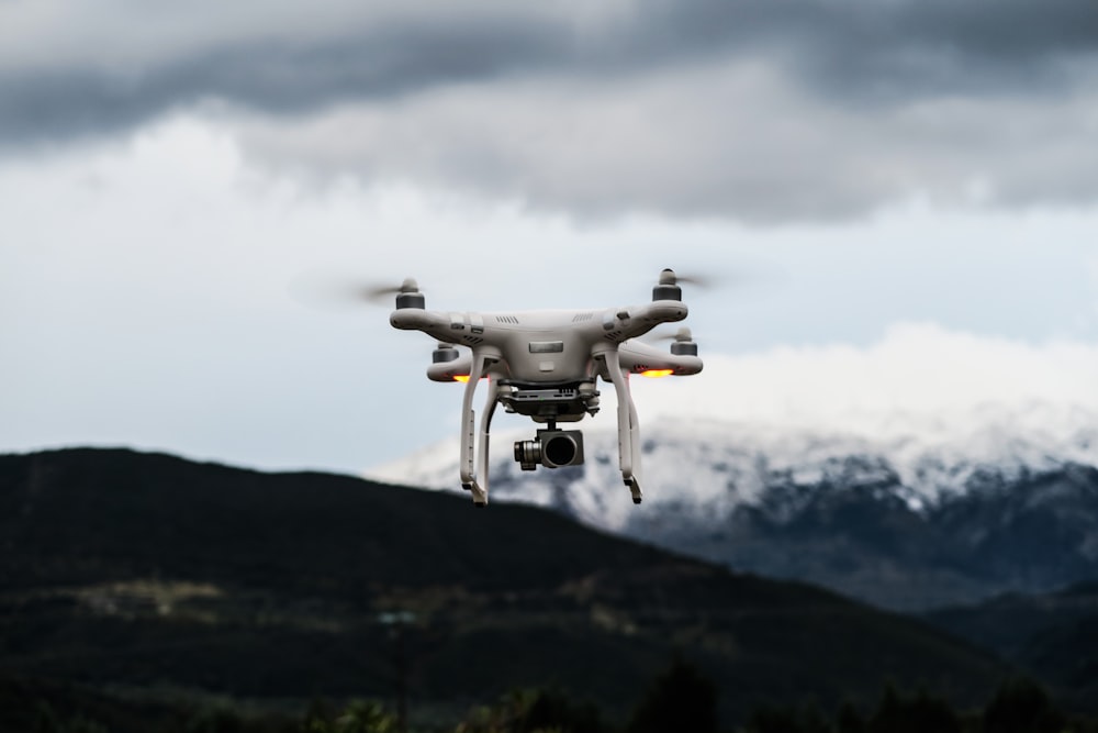 Drone quadricottero bianco volante di giorno