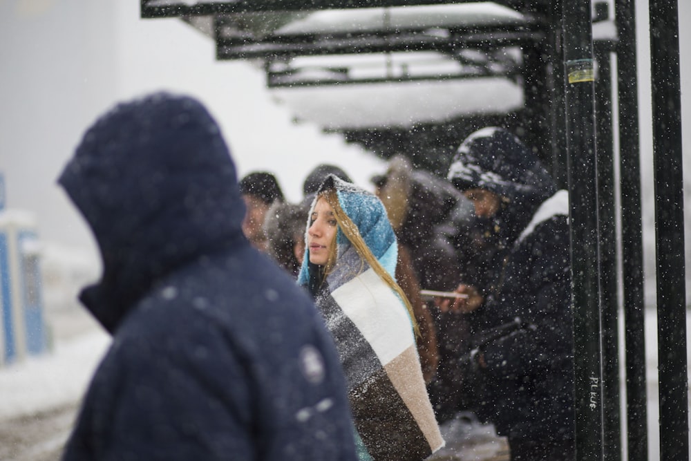 Personas esperando en el cobertizo durante la temporada de nieve