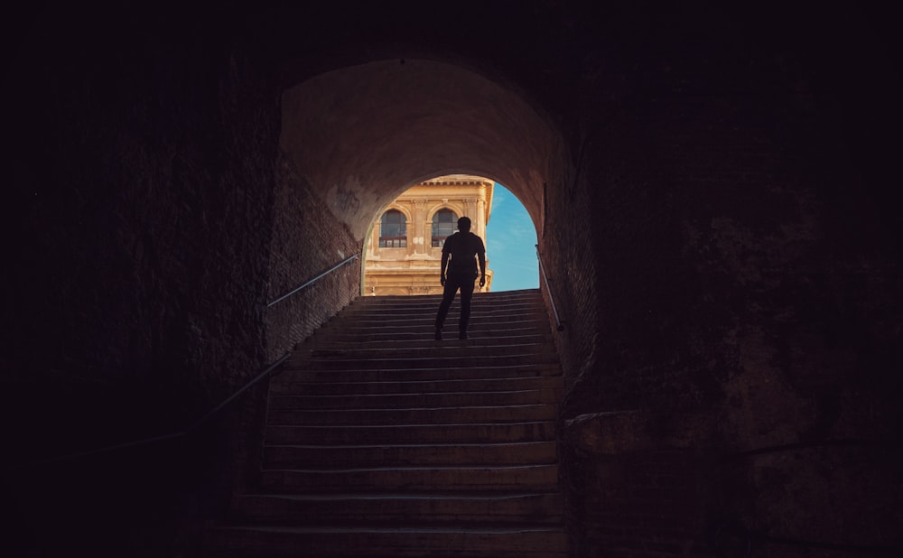 uomo in piedi sulle scale