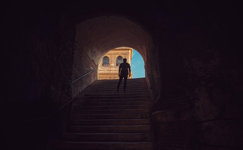 homme debout sur les escaliers