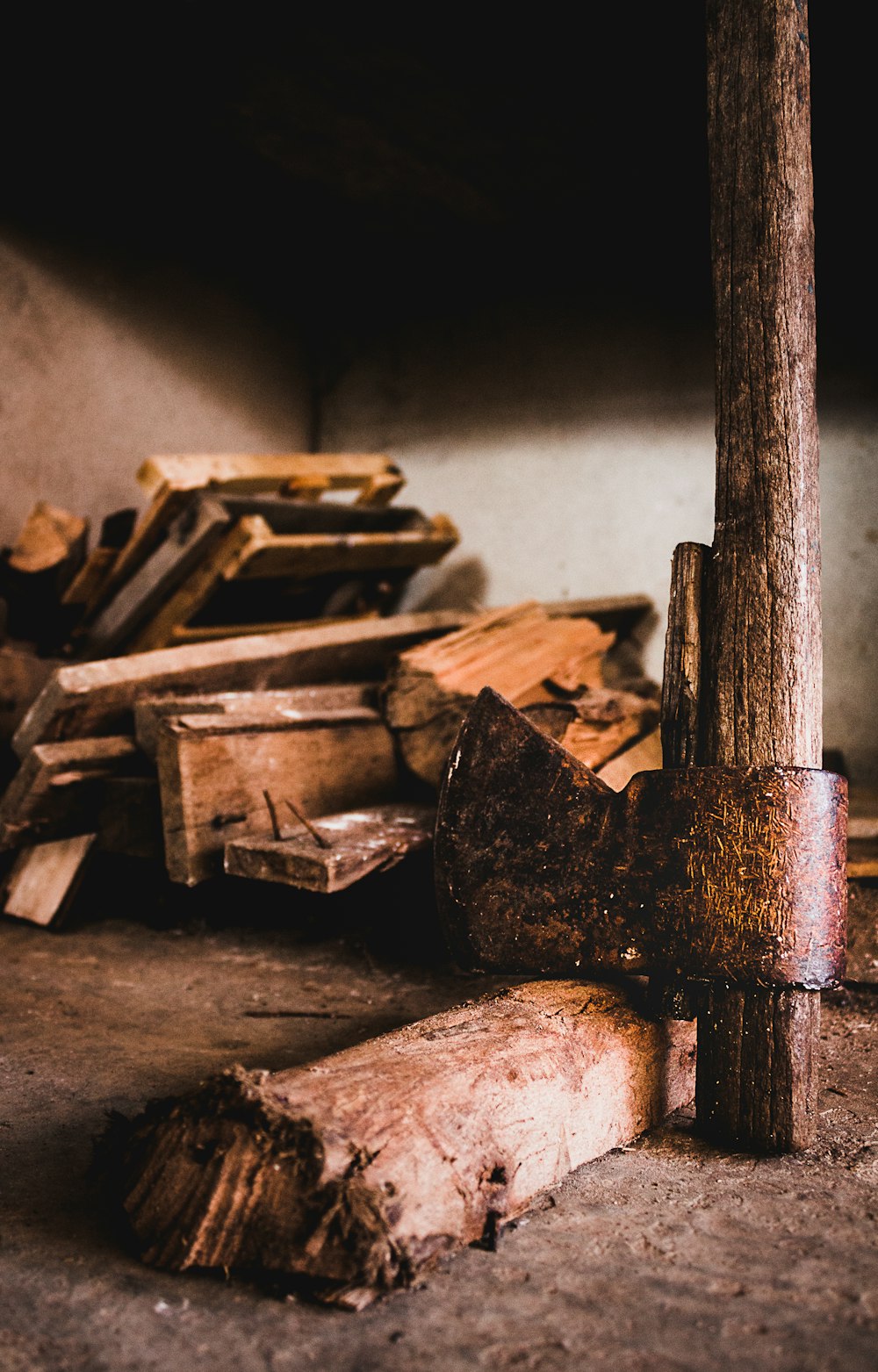 Planches de bois brun sur le sol