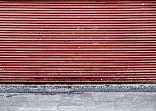 Cortina metálica enrollable de un local comercial en Las Condes