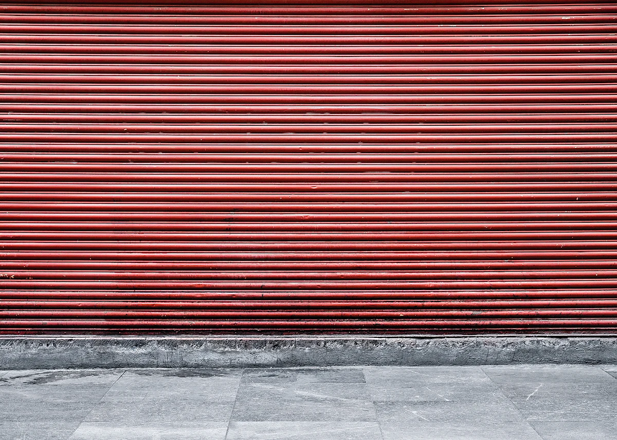 Volet roulant métallique fermé, lames enroulées