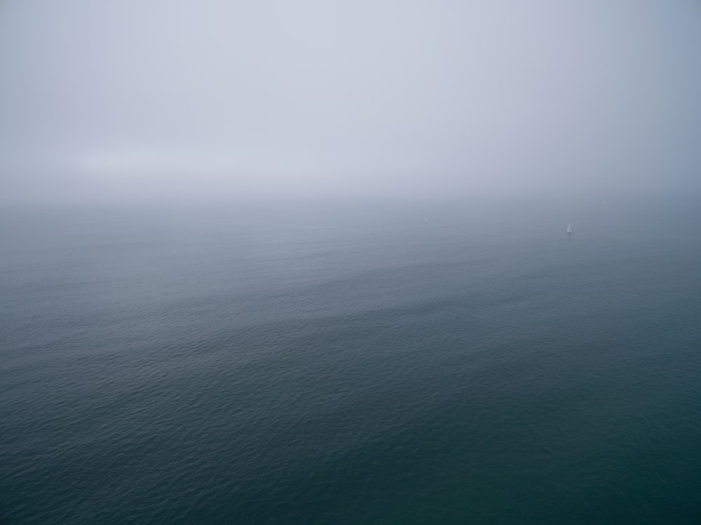 灰色の雲の下の海の上面図