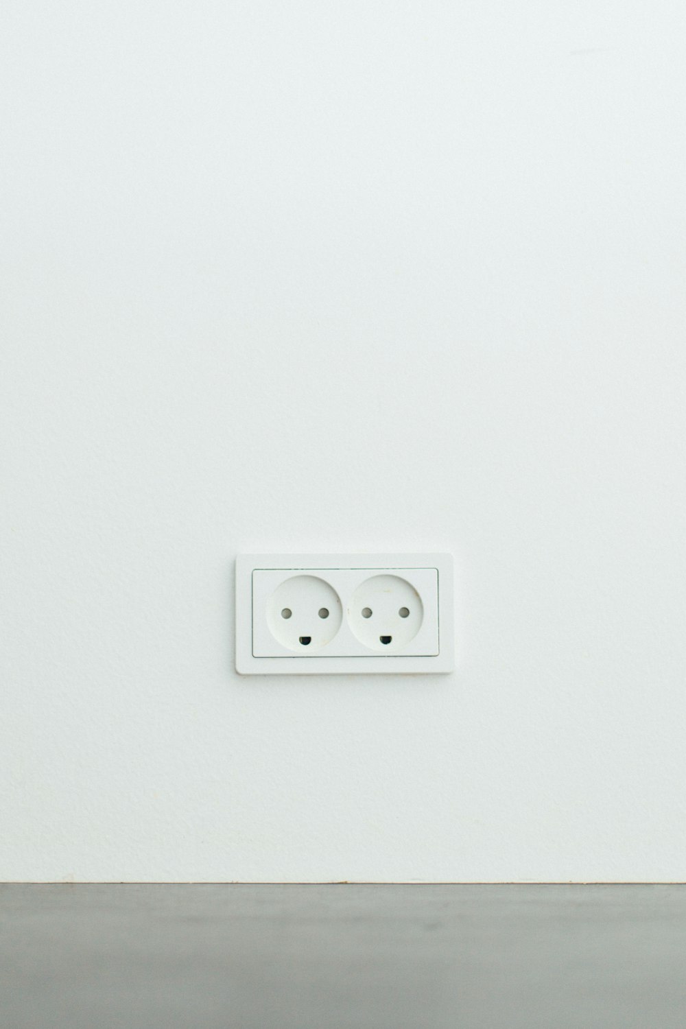 Enchufe de pared blanco