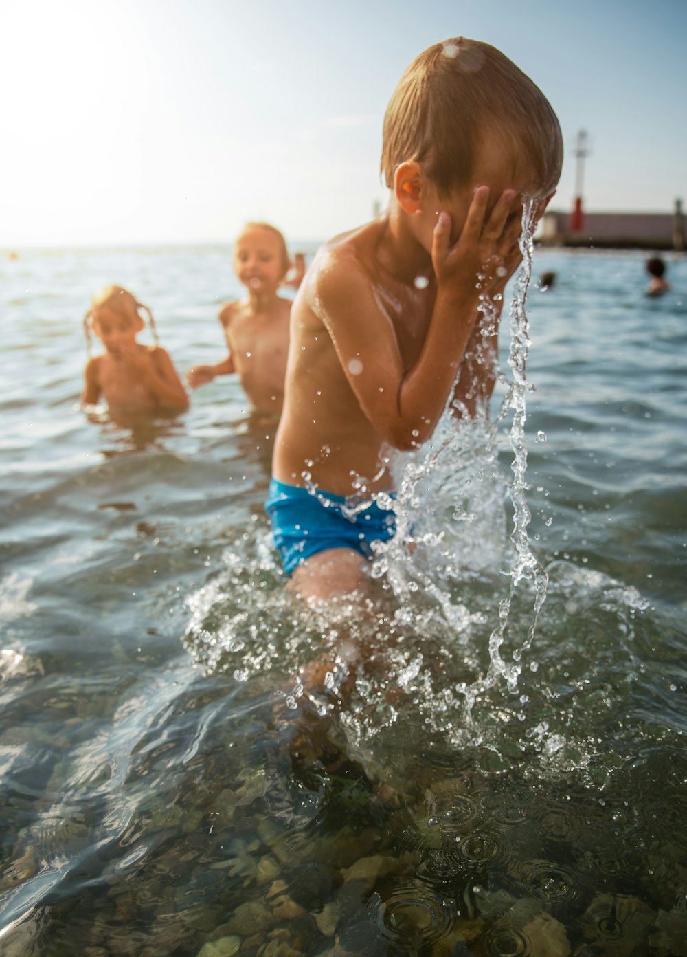 bambino che versa un'acqua sul suo viso