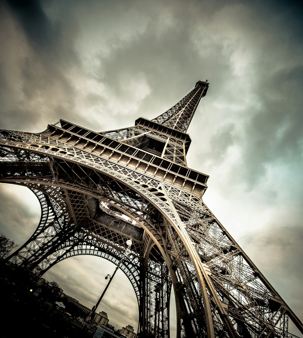 Torre Eiffel sob céu nublado cinzento