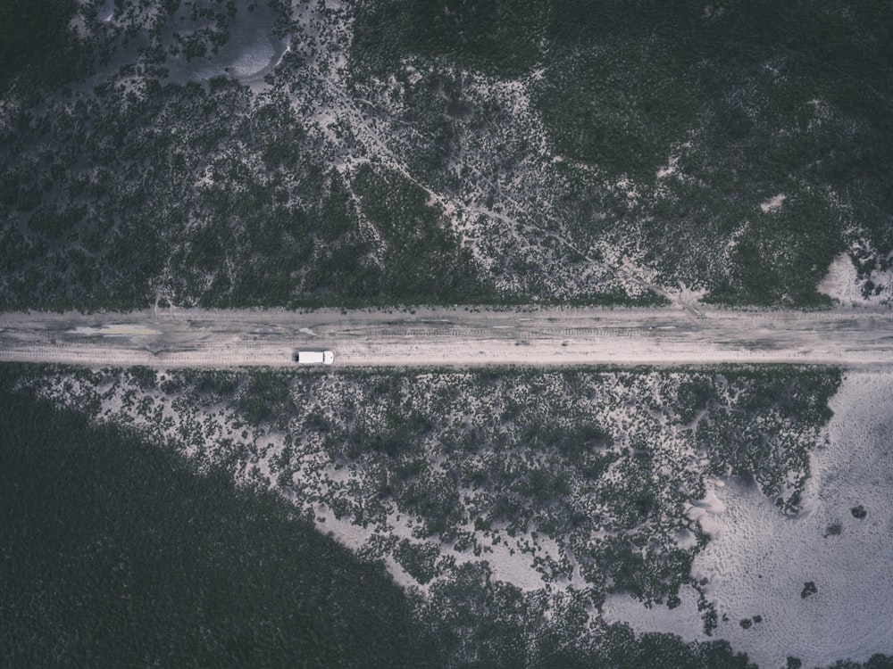 Fotografía aérea de un vehículo en carretera