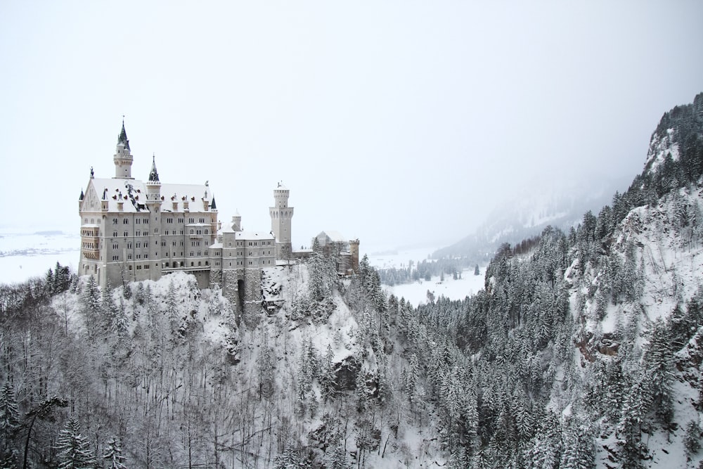 Edificio in cemento grigio sulla montagna coperta di neve