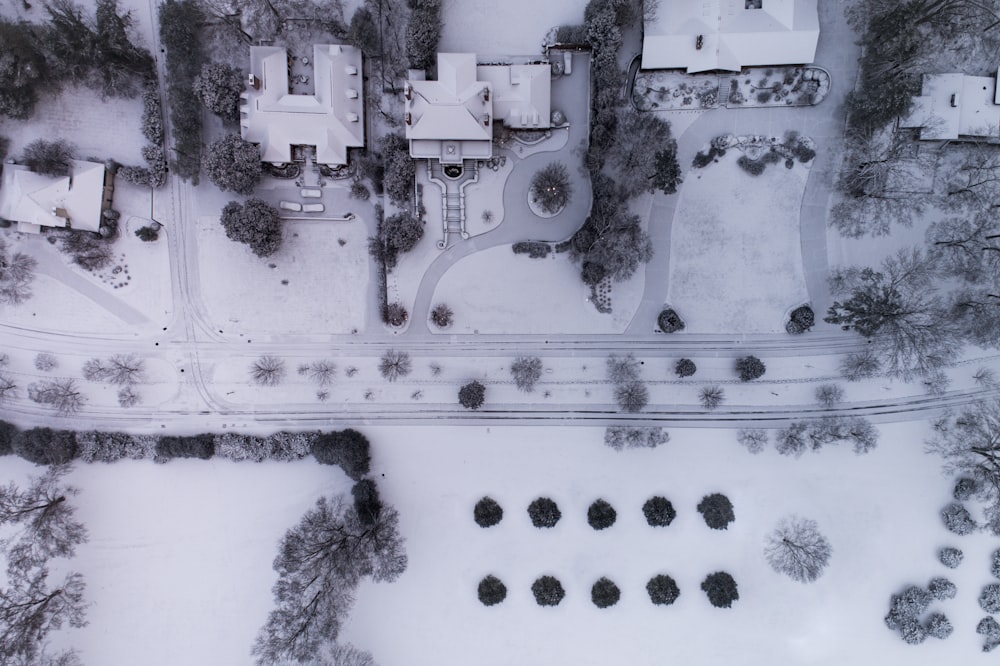 Luftaufnahme eines schneebedeckten Feldes in der Nähe von Gebäuden