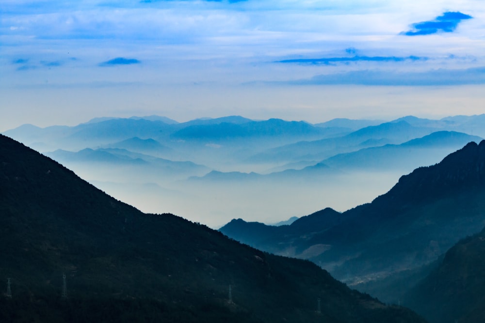 montagna verde sotto il cielo blu