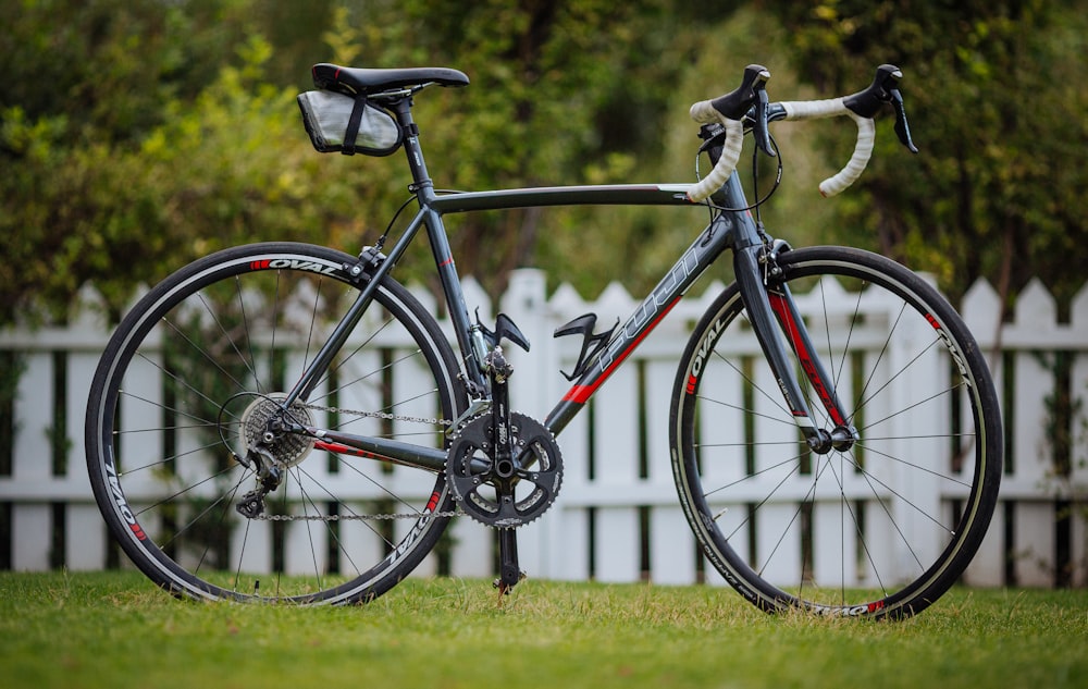 vélo de route Fury noir et rouge sur la pelouse pendant la journée