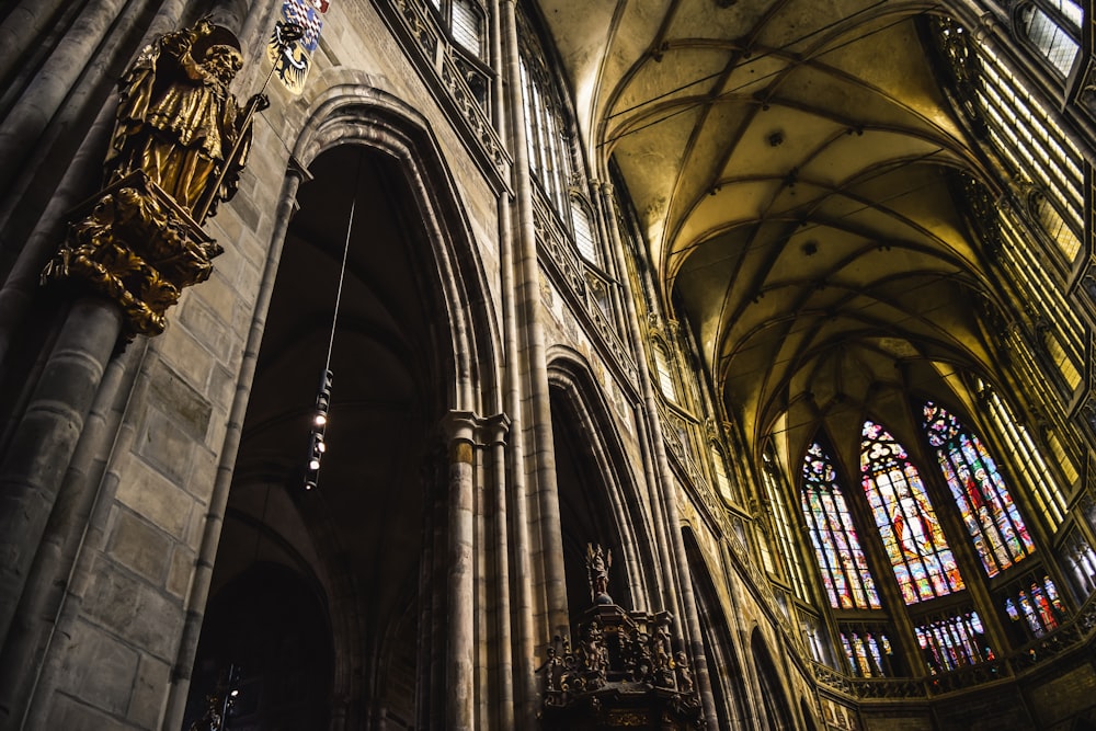 Fotografía de ángulo bajo de estatua religiosa dentro de la iglesia