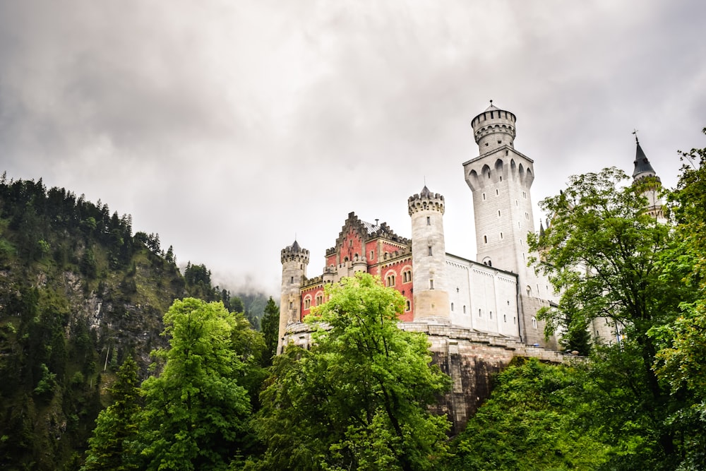 weiße architektonische Struktur auf dem Berg