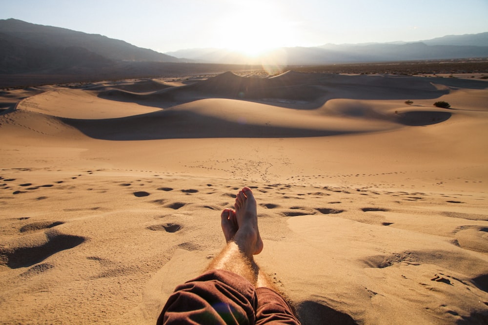 昼間、砂漠に座る男