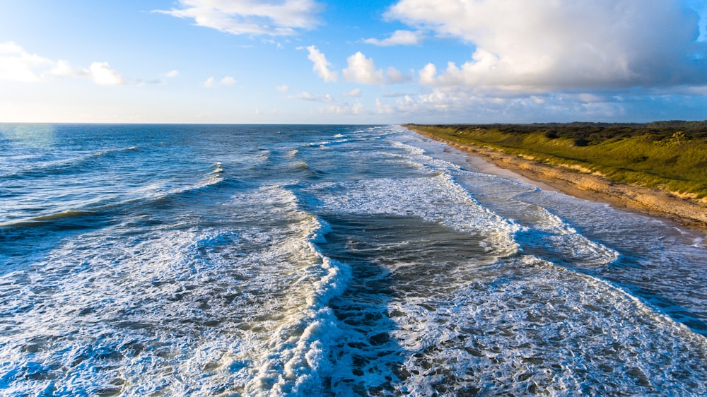 Mar azul sob o céu azul