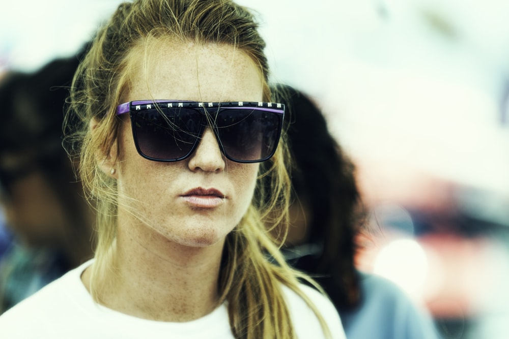 오버사이즈 선글라스를 착용한 여성의 얕은 초점 사진