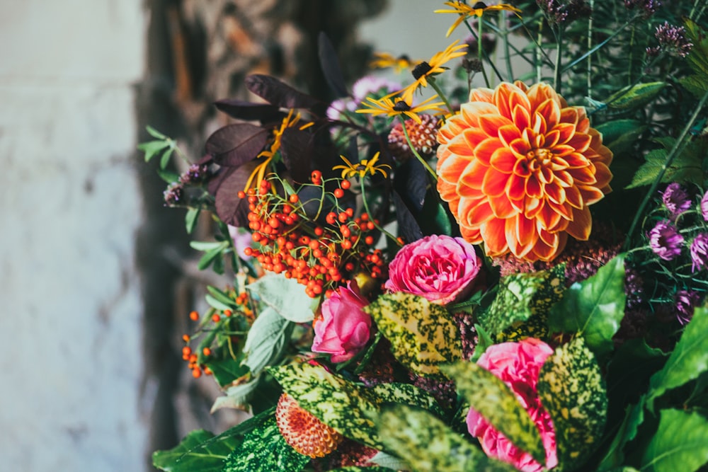 花束のクローズアップ写真にアレンジされたピンクのバラとダリアの花