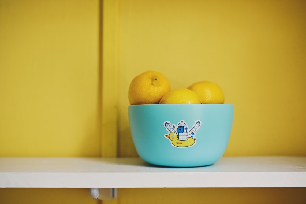 Frutti di limone su ciotola verde acqua