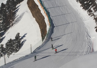 Aménagement de pistes de ski photo of people ice skating during daytime