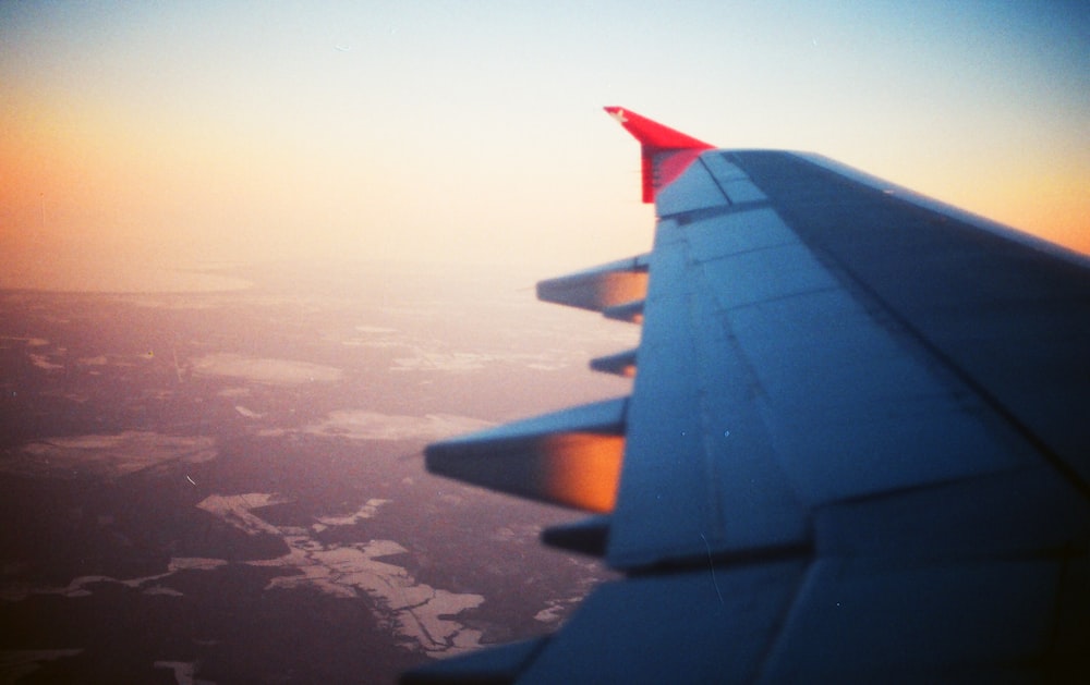 ala del finestrino dell'aeroplano