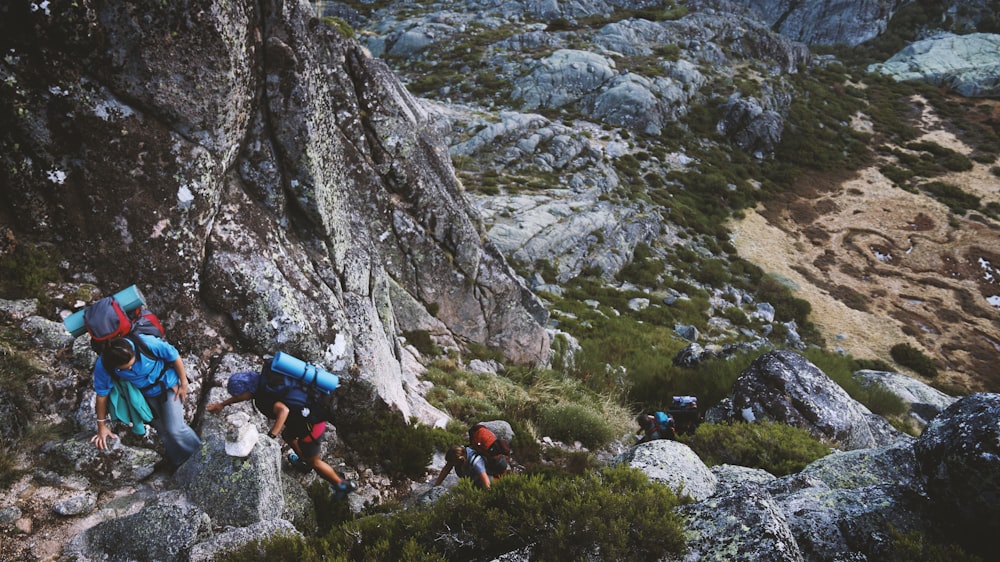 Vários alpinistas no penhasco da montanha de rocha durante o dia