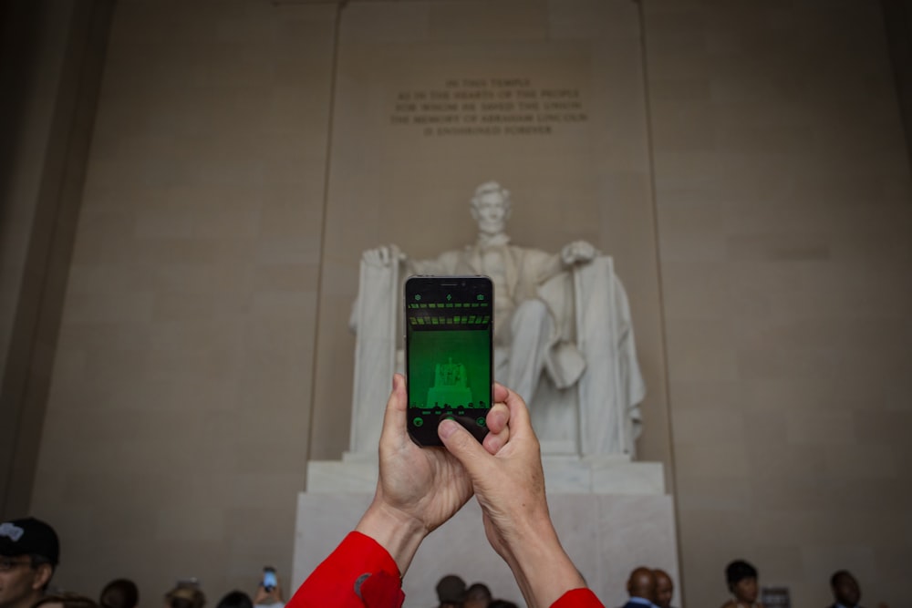 personne tenant un smartphone noir