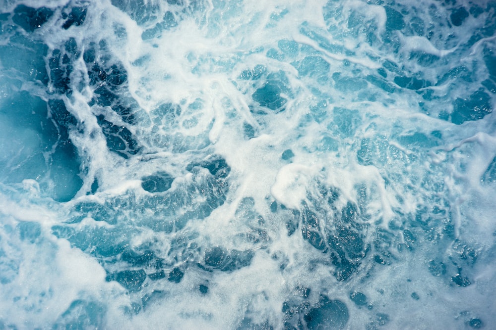 Foto de las olas del mar durante el día