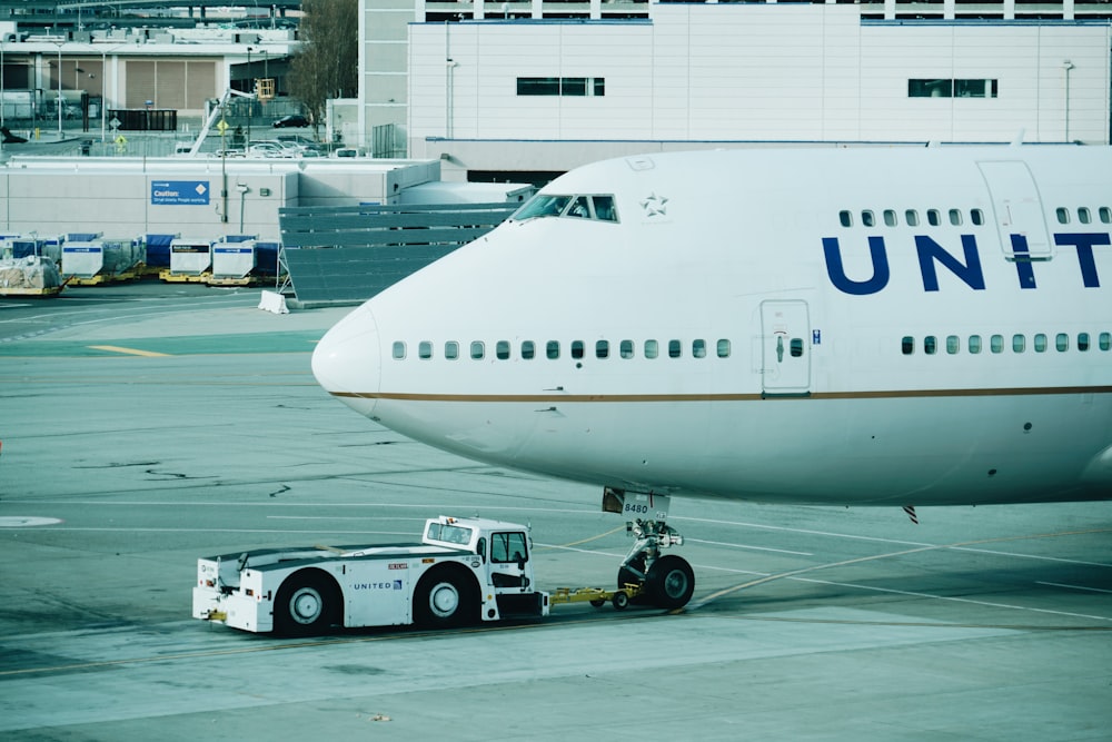 Roues avant de fixation de véhicule blanc d’avion de ligne