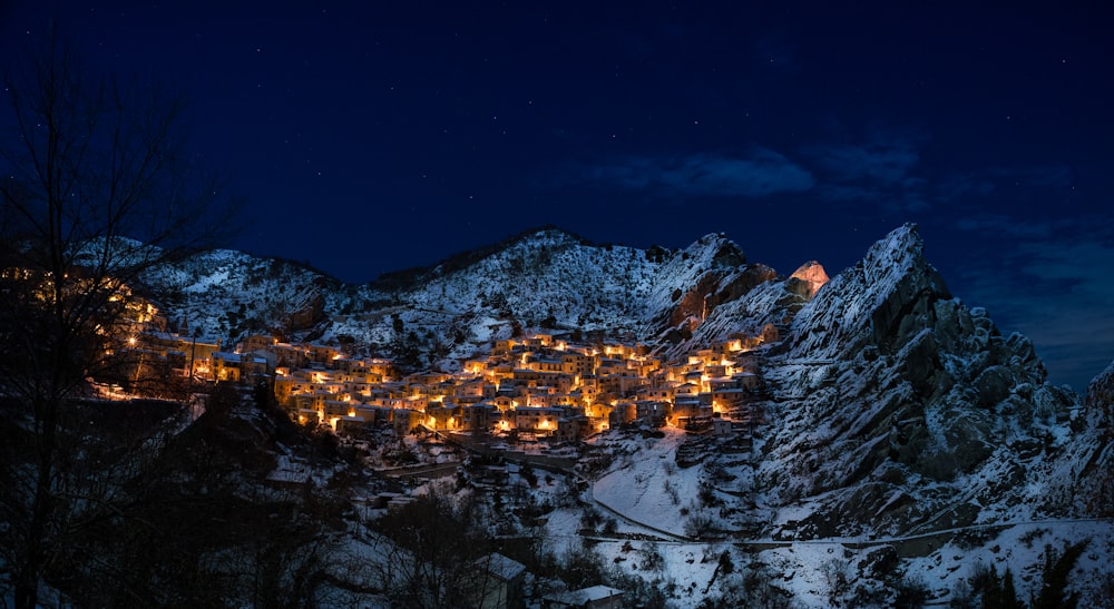 montagna durante la notte