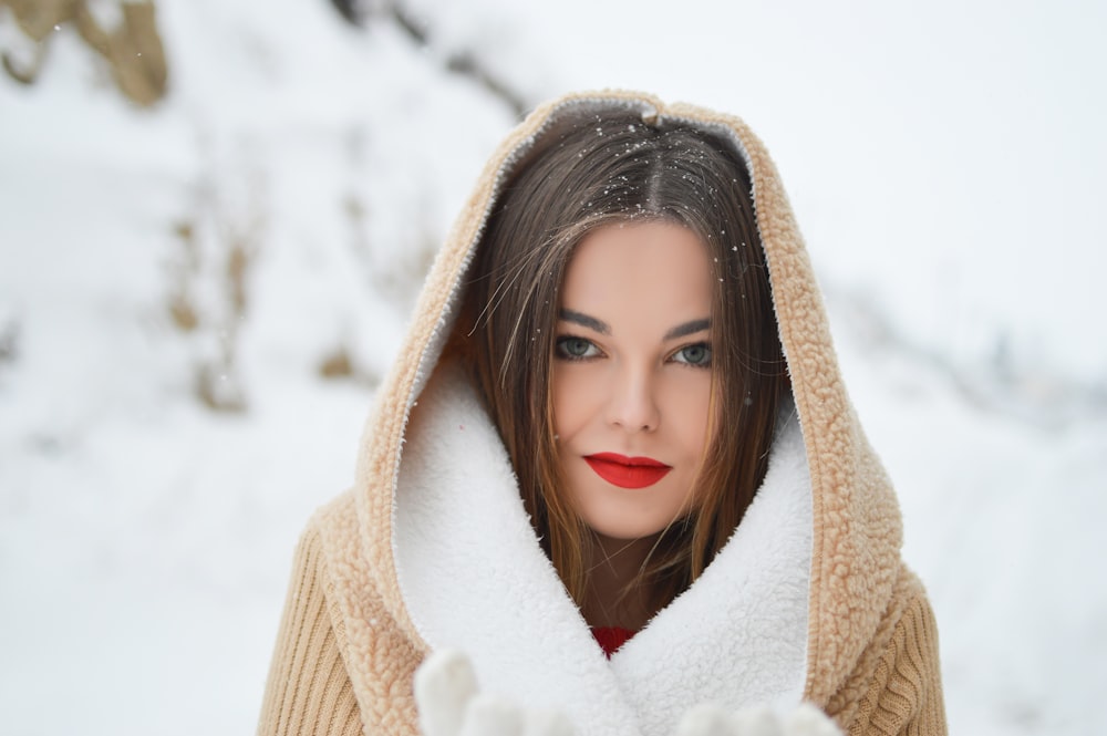 Lächelnde Frau mit Wintermantel während des Tages