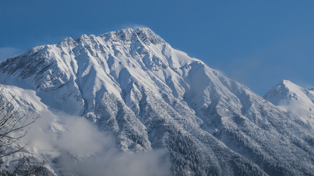 昼間の雪をかぶった山の写真撮影