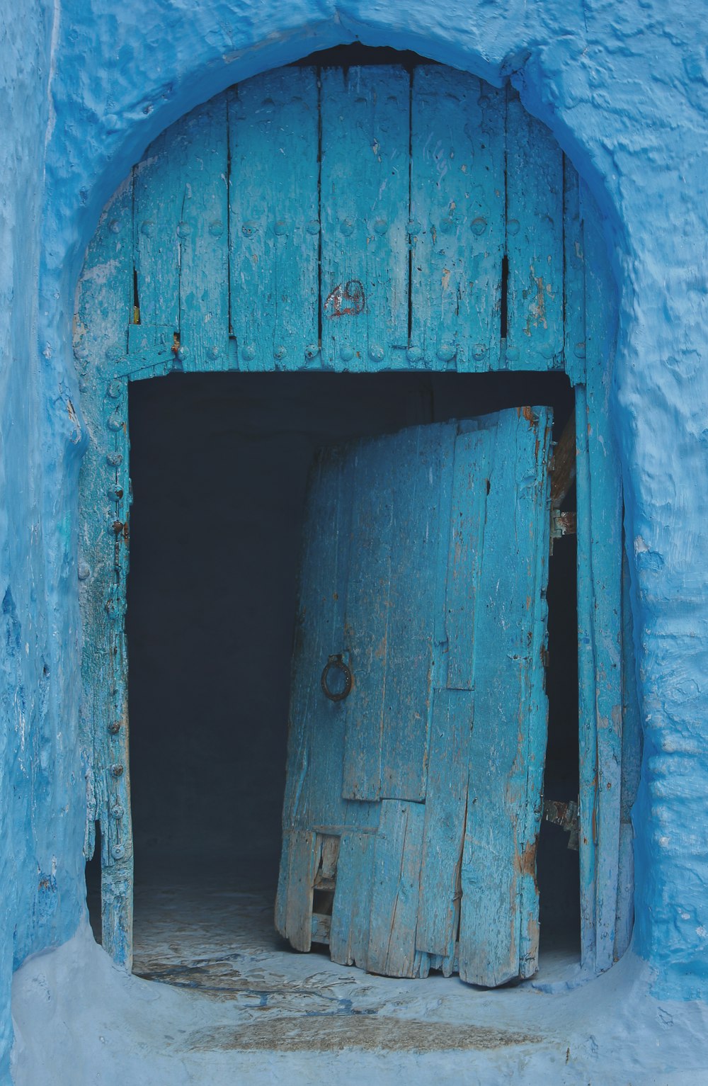 geöffnete blaue Holztür