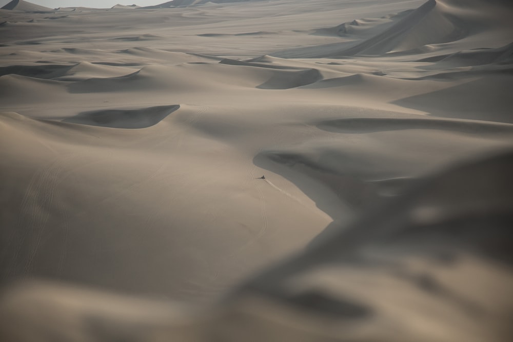 fotografia di paesaggio di sabbia grigia al deserto