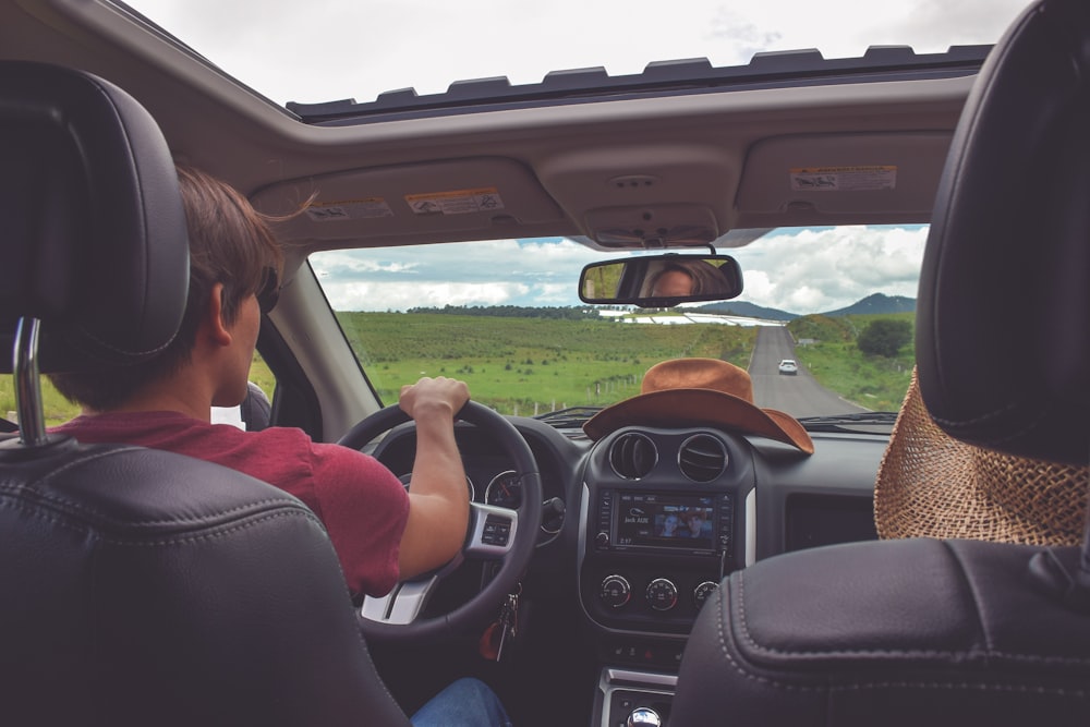 Hombre conduciendo recto en la vía durante el día