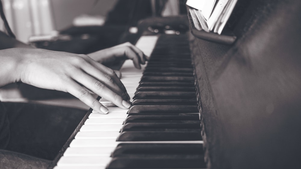 Persona tocando el piano vertical en Sephia Photography