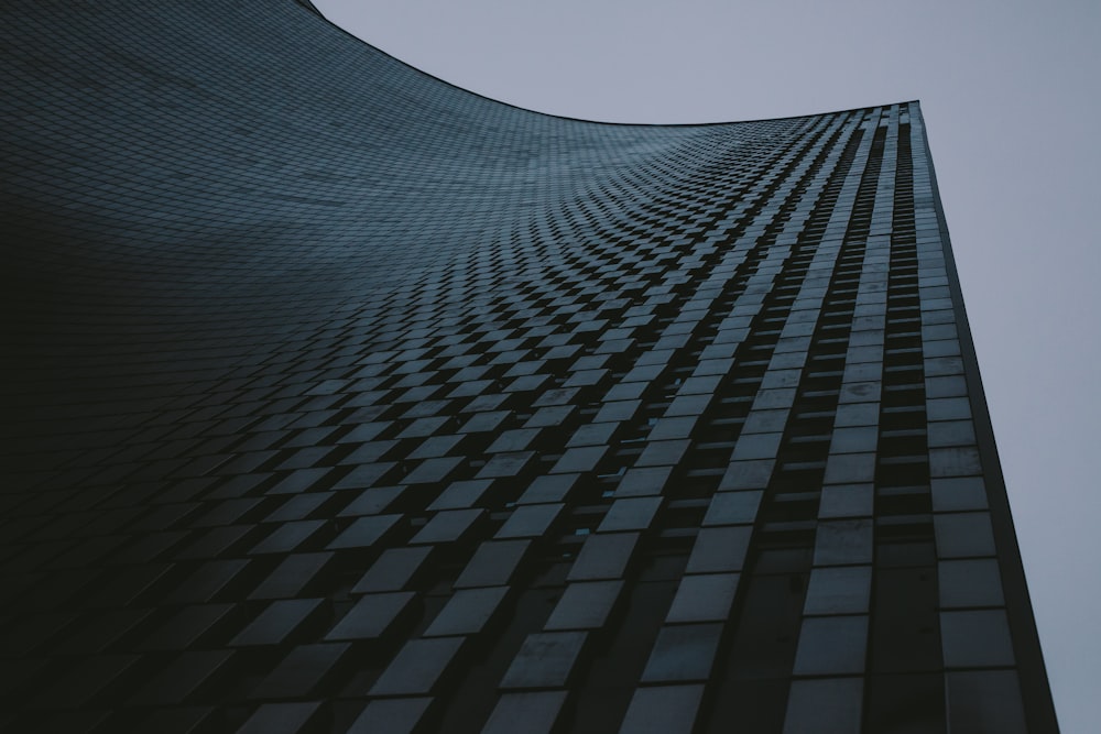 Fotografía de ángulo bajo de un edificio de gran altura bajo el cielo gris