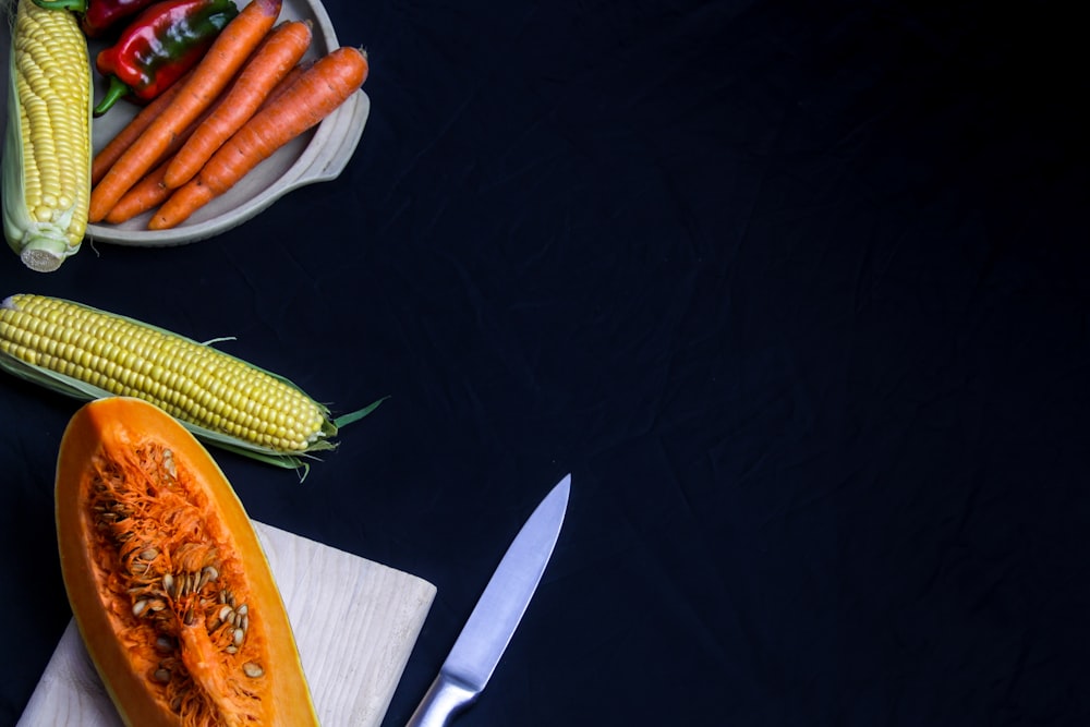 courge tranchée près du maïs et des carottes