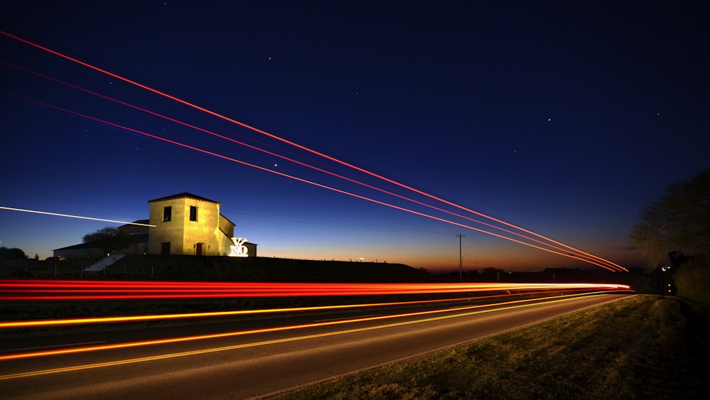 야간 도로의 시간 경과 사진