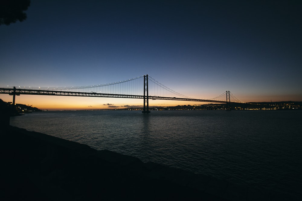 Blick auf den Sonnenuntergang auf der Golden Gate Bridge