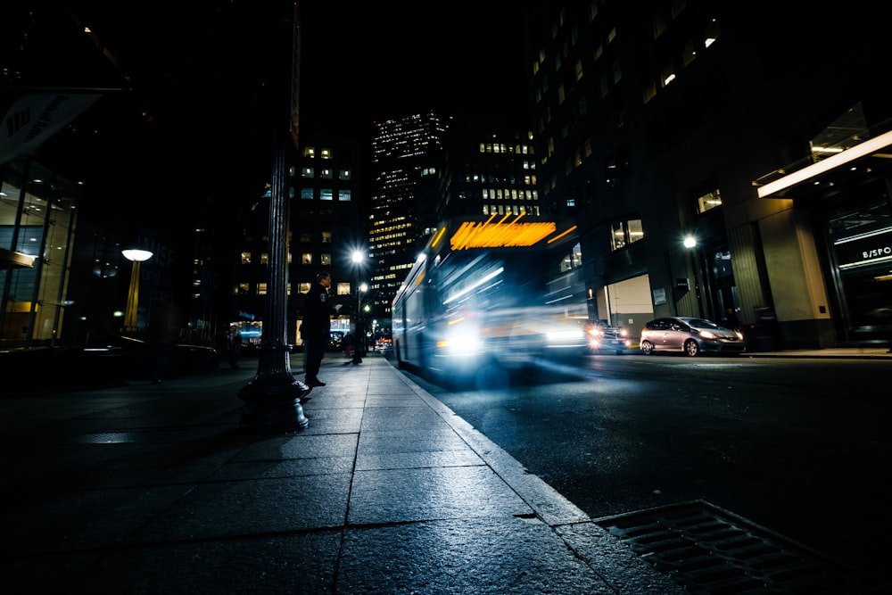 Photographie timelapse d’un bus sur le bord de la route