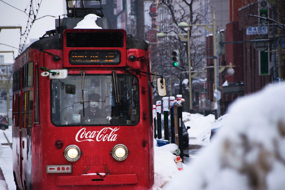 Tranvía rojo de Coca-Cola durante la nieve