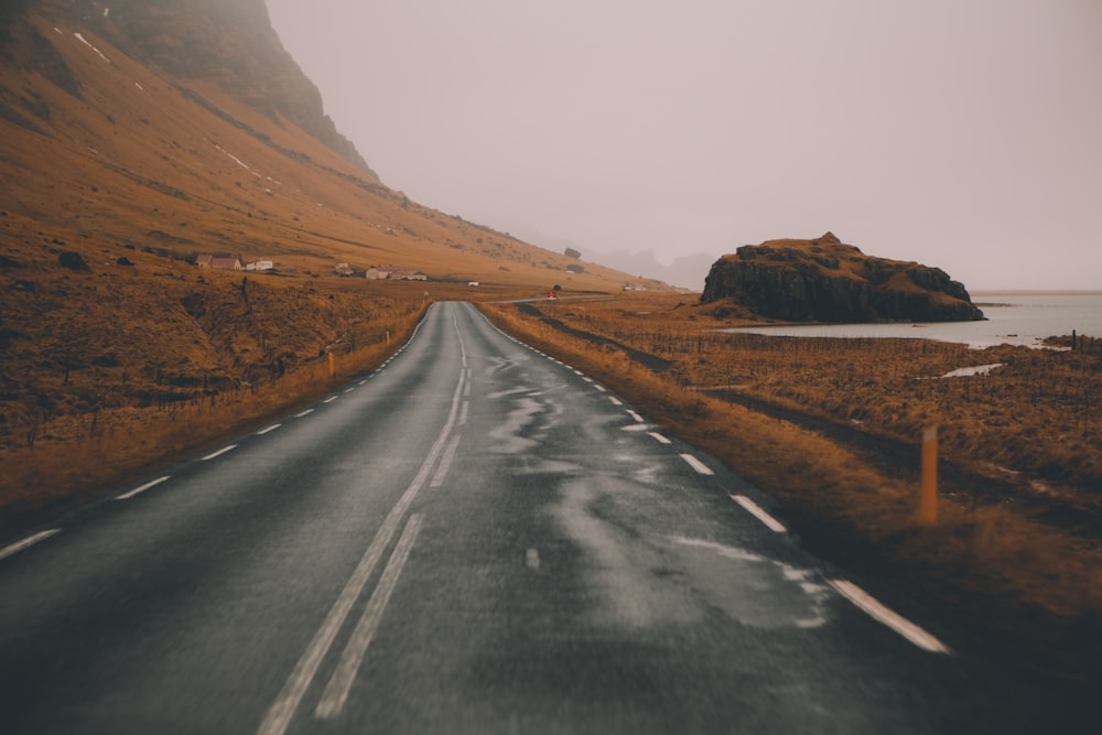 昼間の灰色のコンクリート道路の写真