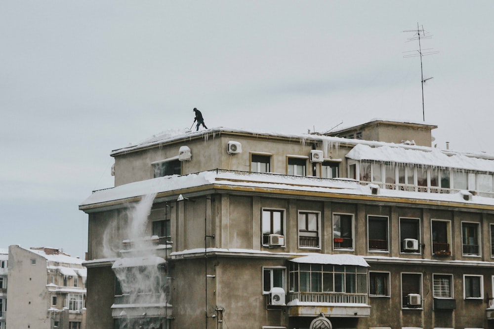 homme sur un bâtiment en béton brun