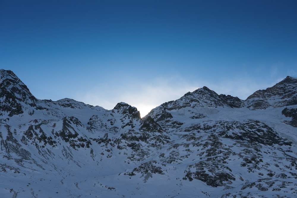 Montaña cubierta de nieve bajo el cielo azul durante el día